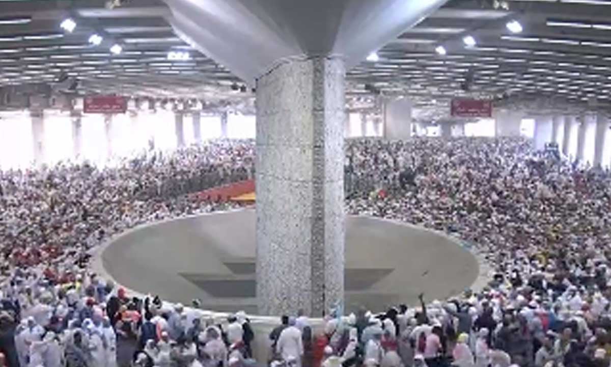 بالفيديو.. ضيوف الرحمن يرمون الجمرات في أول أيام التشريق