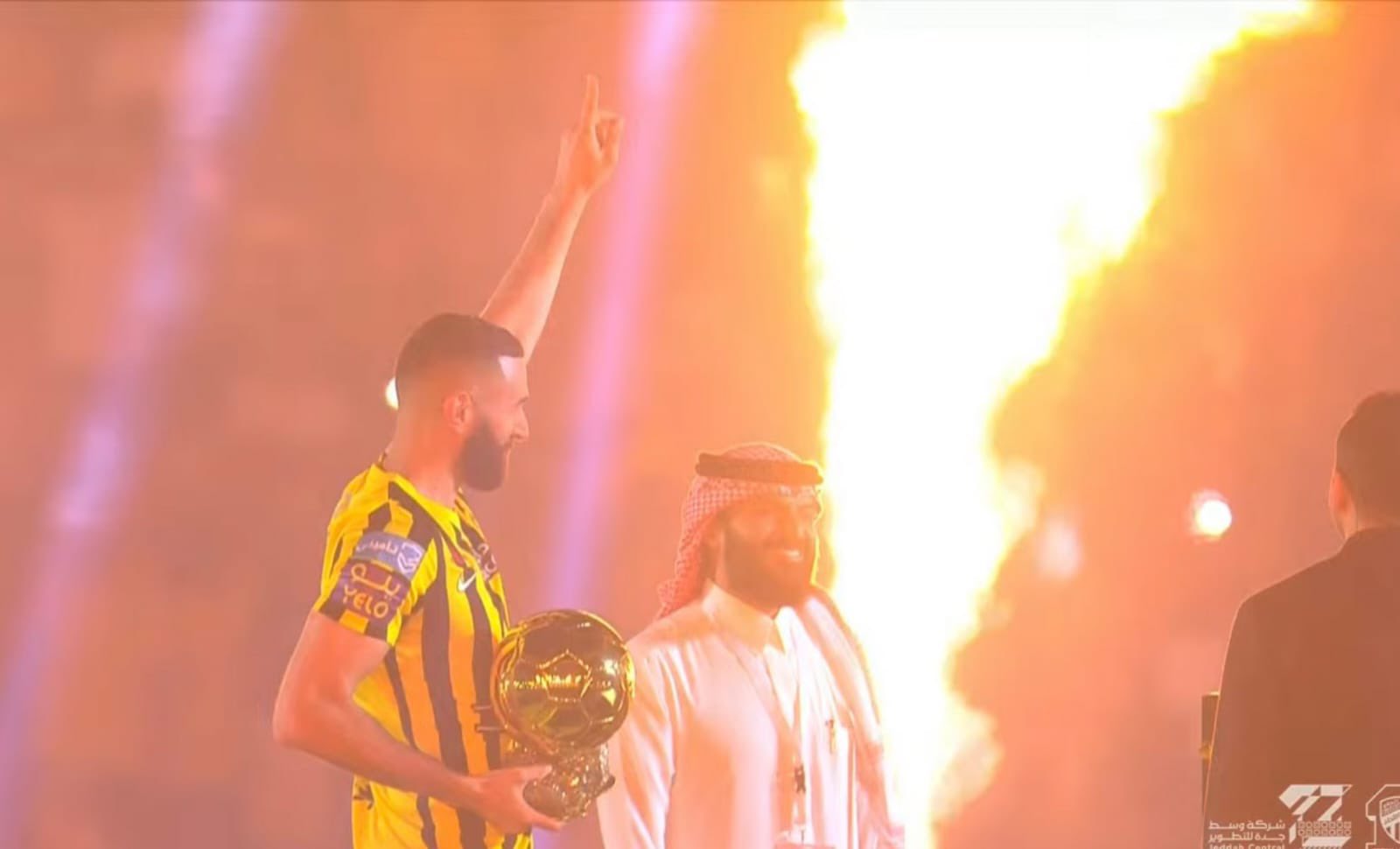 «لا أستطيع الانتظار لتسجيل الأهداف».. كريم بنزيما لجماهير الاتحاد: «يمشي كدا كدا»

