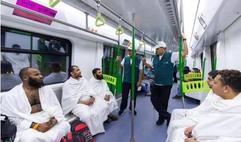 وزير النقل يرافق آخر رحلات الحجاج بقطار المشاعر للاطمئنان على انسيابية الحركة