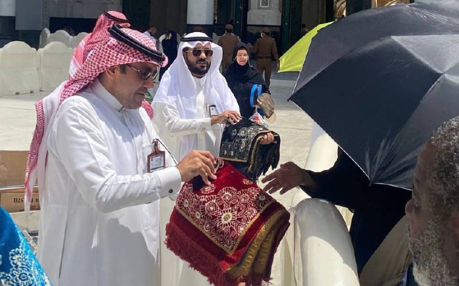 توزيع الإهداءات على حجاج بيت الله الحرام