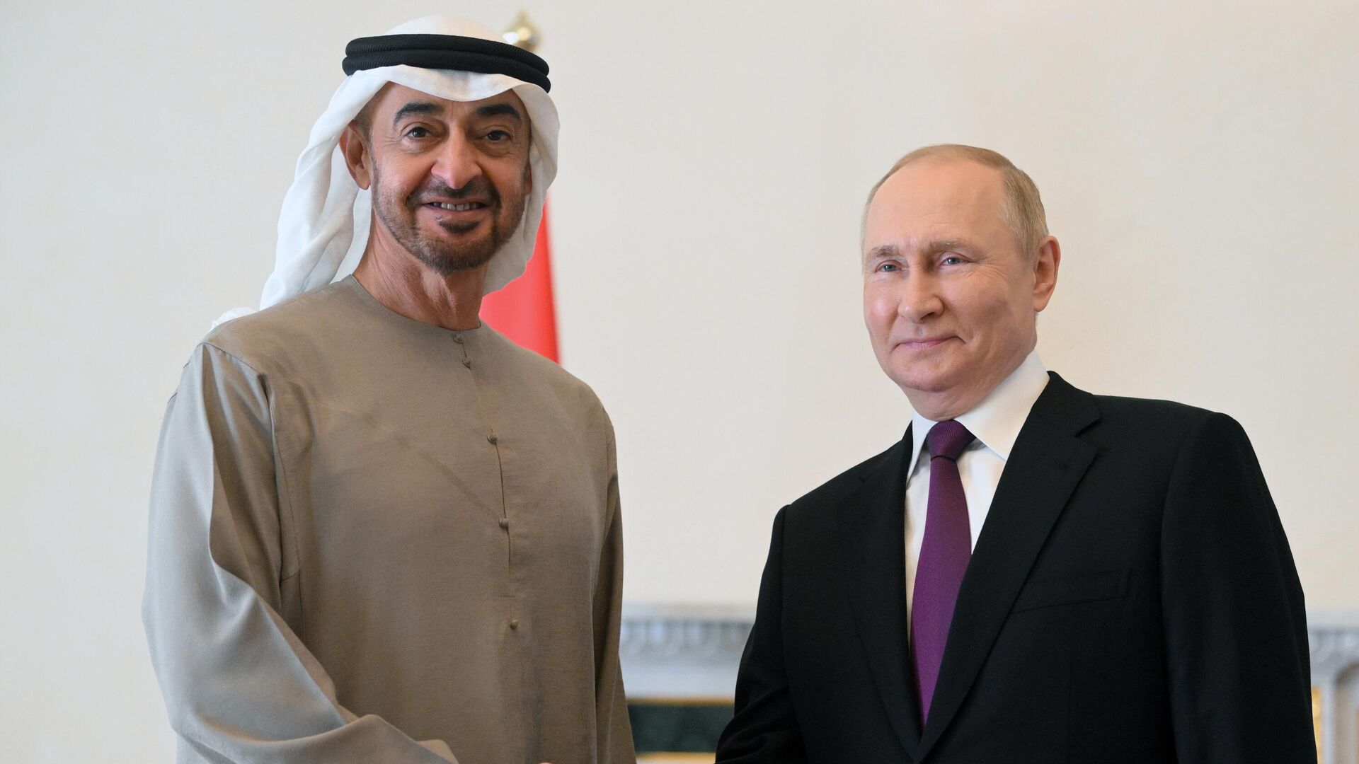رئيس الإمارات خلال لقائه «بوتين»: التعاون بين أبوظبي وموسكو قوي.. ونسعى لتطوير العلاقات