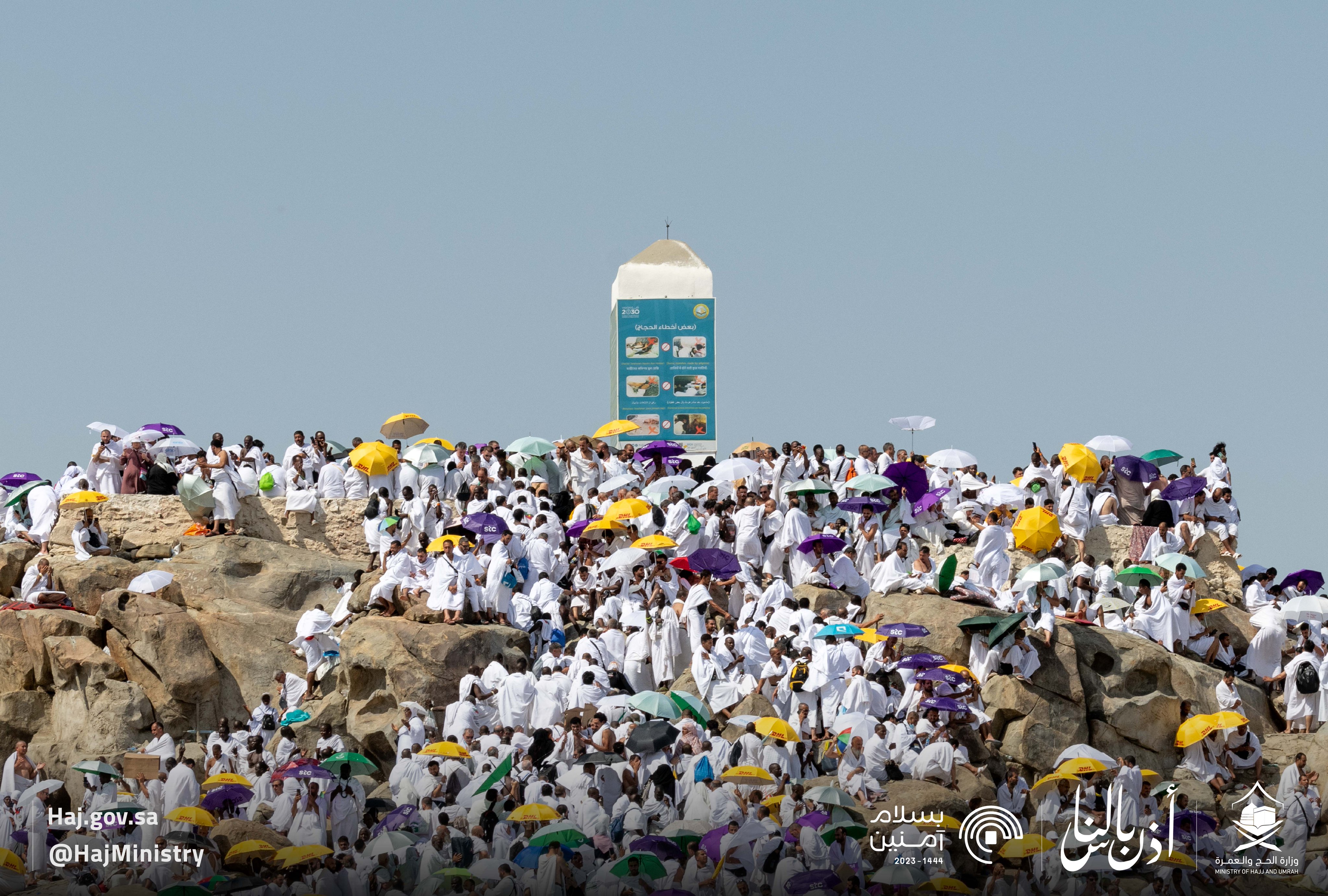 "شؤون الحرمين" توزع أكثر من 100 ألف مظلة ووجبات جافة وهدايا للحجاج بعرفات
