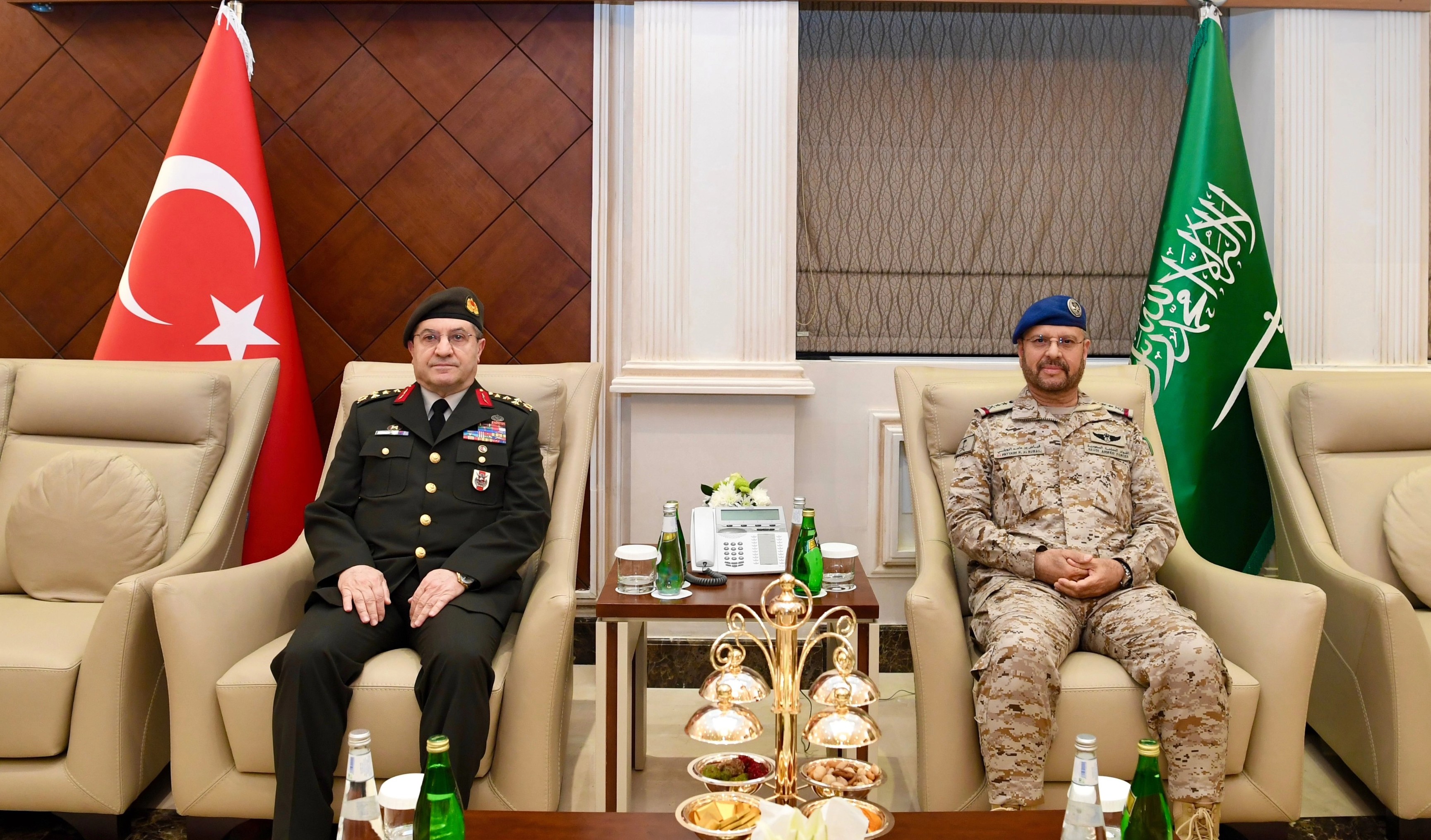 رئيس هيئة الأركان يبحث مع نظيره التركي التعاون المشترك في المجال العسكري