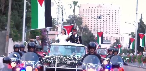 بالفيديو.. الأمير الحسين والأميرة رجوة يوجهان تحية للشعب الأردني خلال الموكب الأحمر