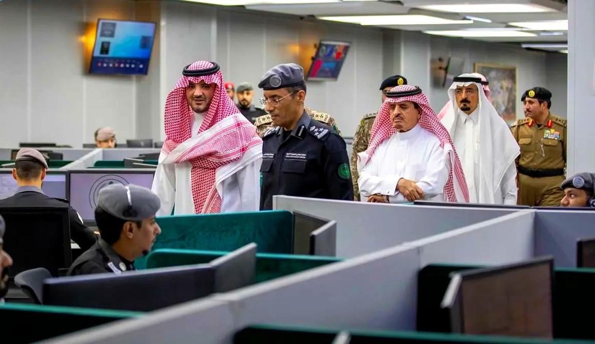 وزير الداخلية يتابع سير العمل في مركز العمليات الأمنية الموحدة بمكة (صور)
