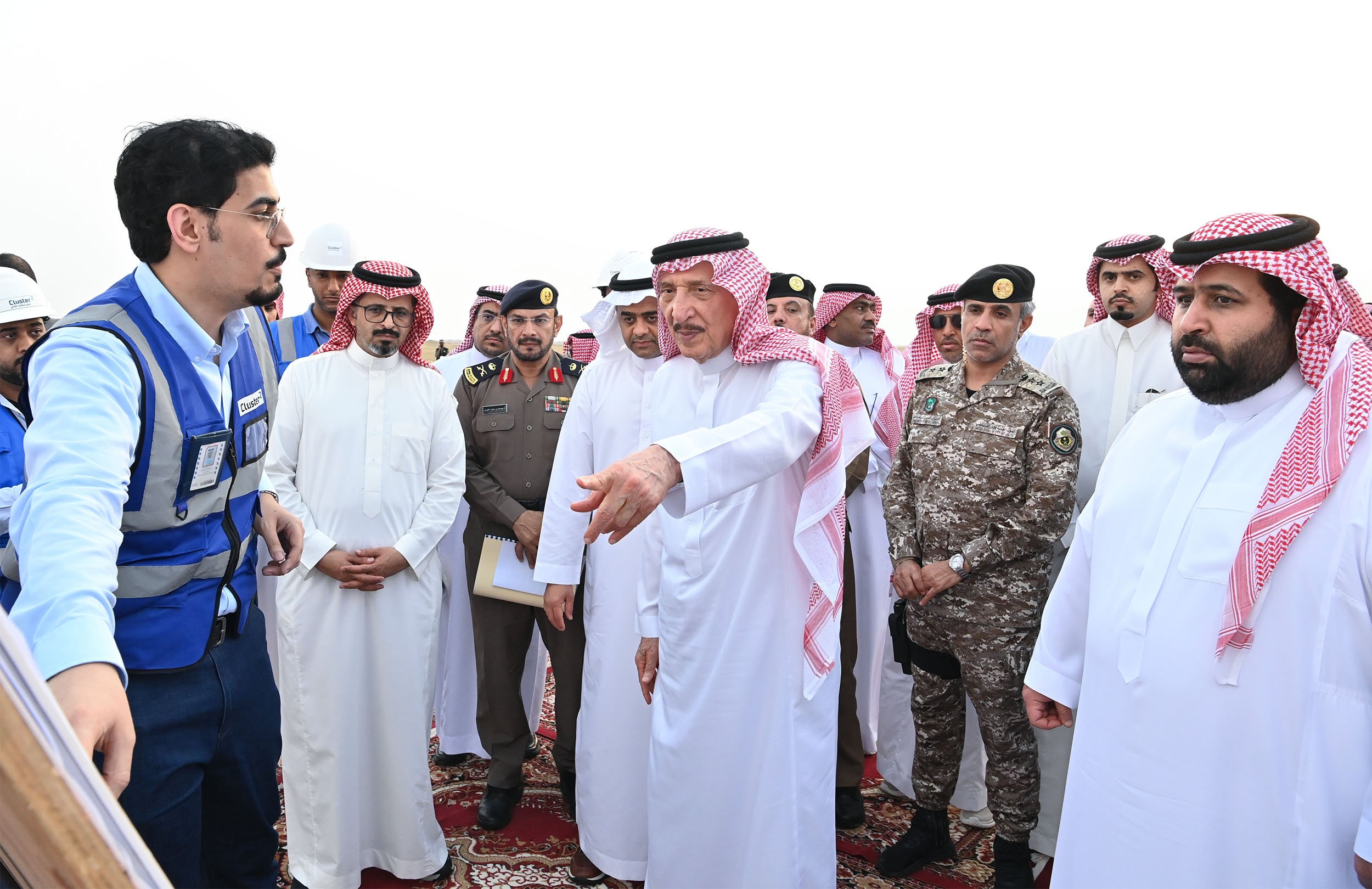بالصور.. الأمير محمد بن ناصر يتفقد سير العمل بمشروع مطار الملك عبدالله بن عبدالعزيز بجازان الجديد
