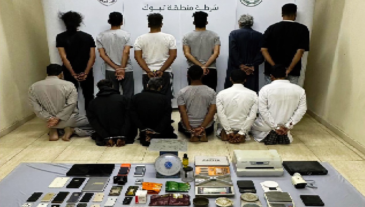 القبض على 12 مروجًا اتخذوا 3 منازل أوكارًا لترويج المخدرات في تبوك