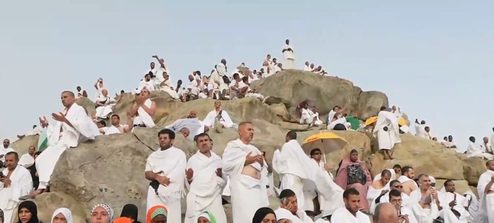 دعاء وابتهال وتضرع.. هكذا يودع ضيوف الرحمن آخر ساعة في يوم عرفة