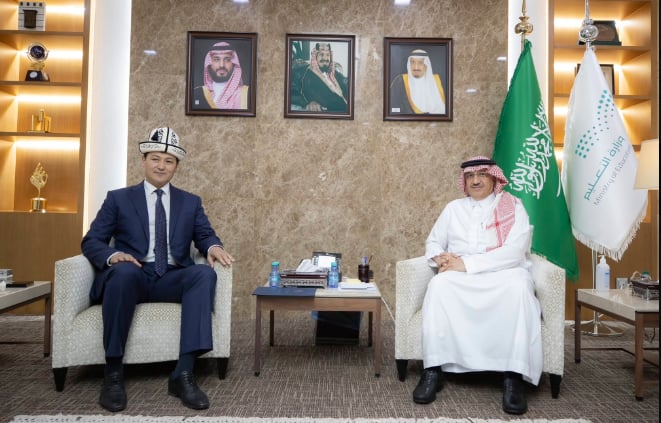 وزير التعليم يُناقش سبل تطوير العلاقات التعليمية والعلمية مع سفير قيرغيزستان لدى المملكة
