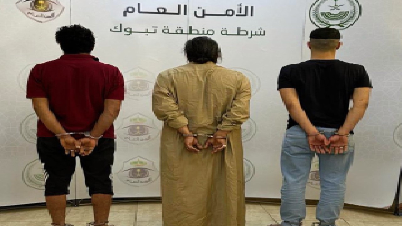 ضبط 3 مواطنين لاتخاذهم منزلًا شعبيًّا مهجورًا وكرًا لإخفاء وترويج المخدِّرات في تبوك 