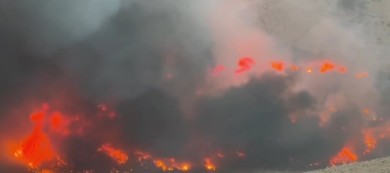بالفيديو.."مدني الرياض" يخمد حريقًا شب في وادي نمار بالرياض
