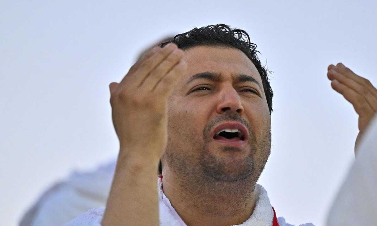 بالفيديو.. الحجاج يرفعون أكف الضراعة بالدعاء في جبل الرحمة بمشعر عرفات⁩