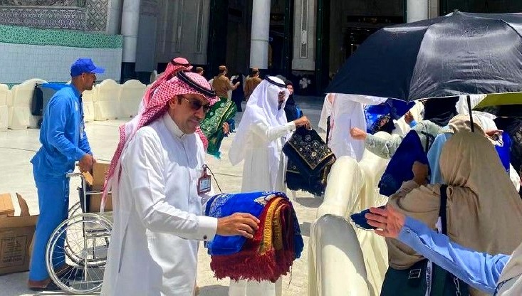 «شؤون الحرمين» تستقبل الحجاج بالهدايا بعد رمي جمرة العقبة الكبرى (صور)