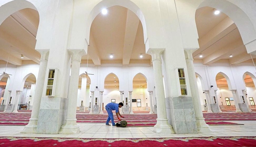 بالصور.. تغطية مسجد نمرة بنحو 125 ألف متر من السجاد الفاخر