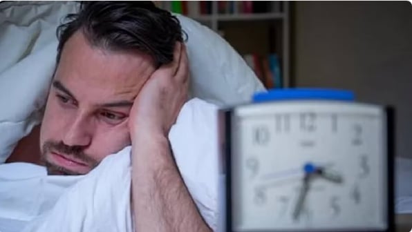 استشاري يوضح أسباب وعلاج الأرق.. ويحذر من مخاطره مع التقدم في السن
