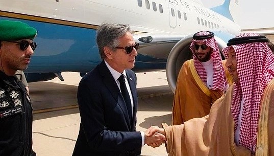 «الخريجي» يستقبل وزير الخارجية الأمريكي لدى وصوله مطار الملك خالد الدولي