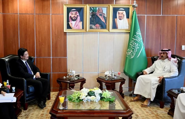  السفير آل جابر يبحث مع القائم بأعمال السفارة الصينية لدى اليمن جهود السلام 