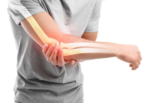 آلام المفاصل.. أبرز علامات الخطر المبكرة لسرطان العظام
