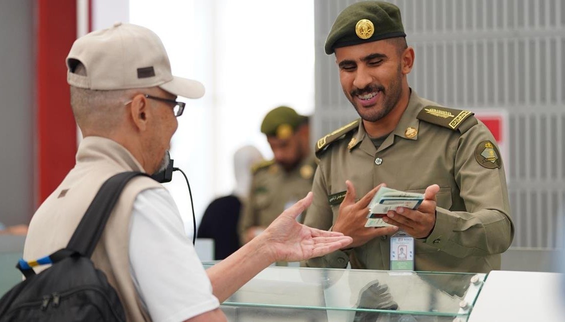 جوازات مطار الأمير محمد بن عبدالعزيز الدولي تواصل إنهاء إجراءات مغادرة ضيوف الرحمن