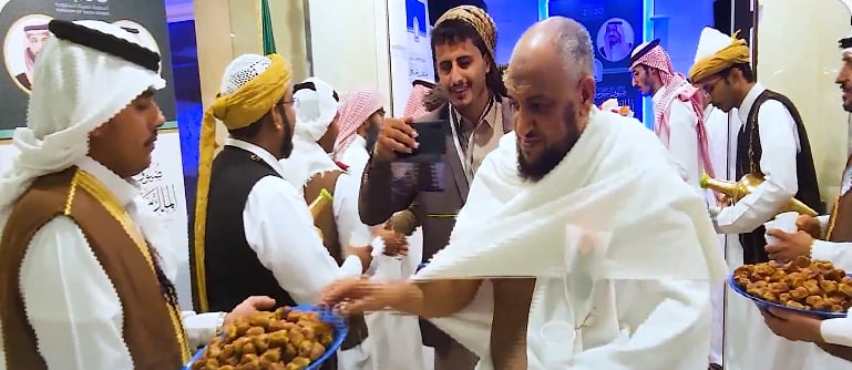 للمرة الأولى منذ 80 عامًا.. خيمة ضيوف الرحمن تجمع 150 عالمًا يمنيًا من مذاهب مختلفة 