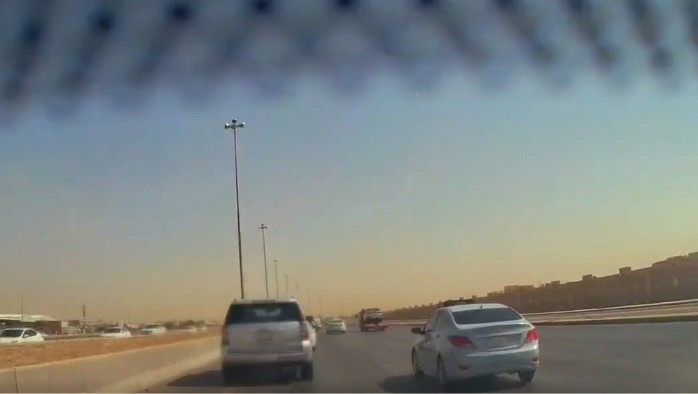 3 سيارات تتجاوز ضوابط القيادة بطريق سريع و«المرور» تتفاعل