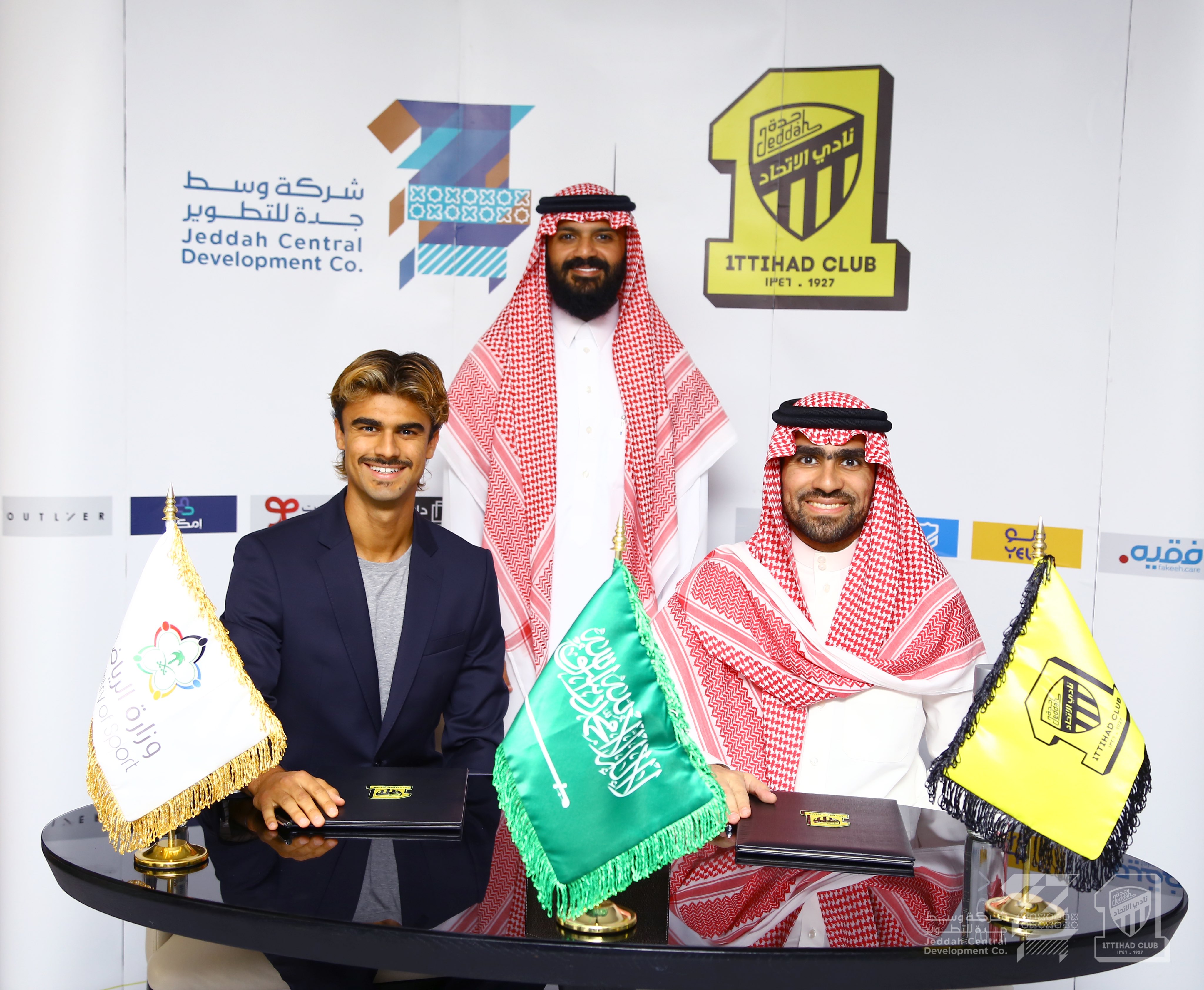 بالصور.. الاتحاد يحتفي بالتوقيع مع جوتا لتدعيم صفوفه 