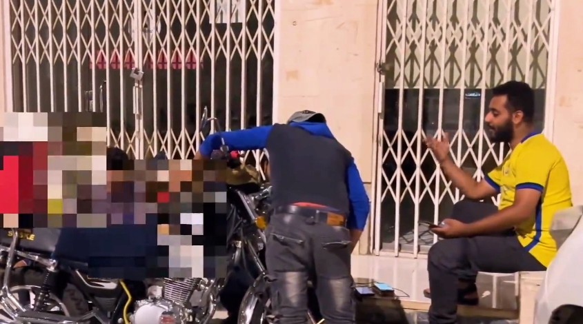 بالفيديو.. زحام بمواقف المطاعم بسبب عمالة غير ملتزمة 