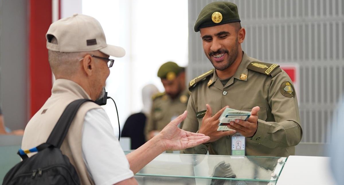هل وجود مخالفات من البلدية تمنع المواطن من السفر خارج السعودية؟ الجوازات تجيب