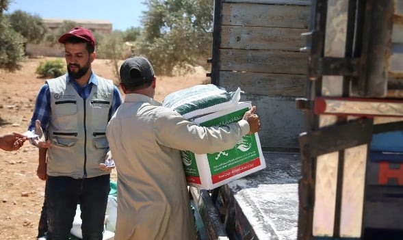 مركز الملك سلمان للإغاثة يواصل توزيع مساعداته لمتضرري الزلزال في إدلب