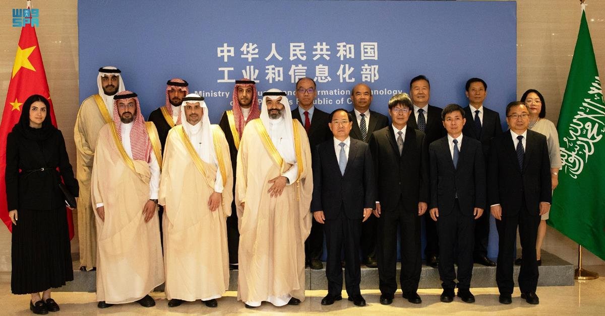«السواحه» يناقش توسيع الشراكة في مجال التقنية مع وزير الصناعة الصيني