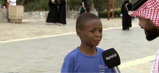 طفل يعبر عن إعجابه بأجواء الباحة الرائعة: «الباحة زينة والأجواء حلوة»
