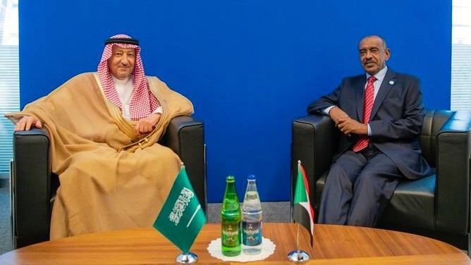 «الخريجي» يبحث مع وزير خارجية السودان بالنيابة وقف التصعيد العسكري