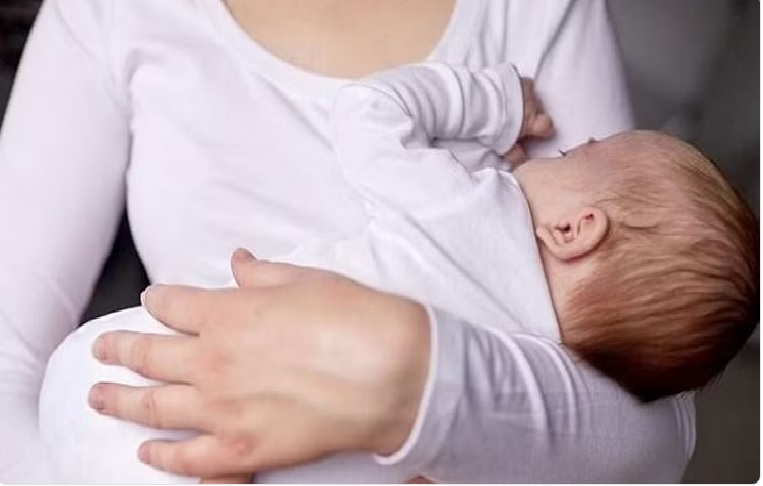 استشارية تحذر: هذه الأمراض يمكن أن تنتقل للطفل عن طريق الرضاعة الطبيعية