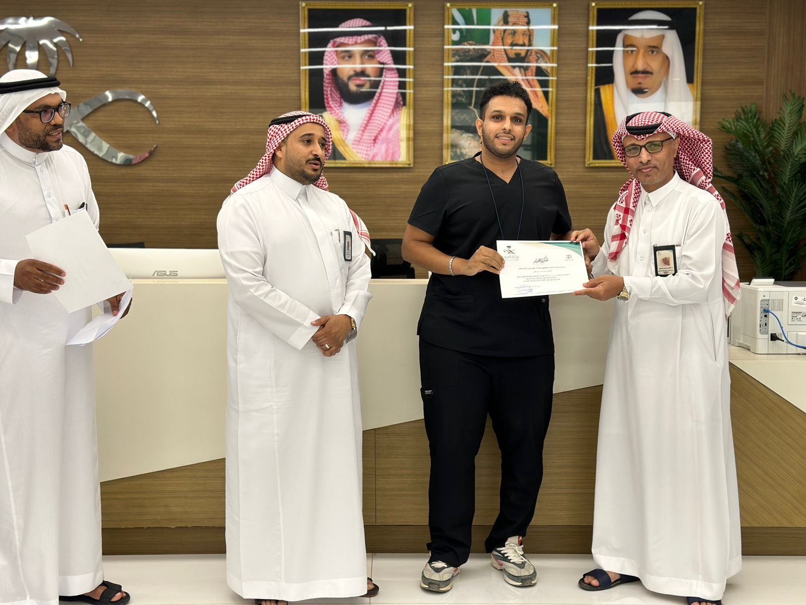 بالصور.. نائب مدير صحة جازان يكرم المتميزين في مبادرة نشكرك 