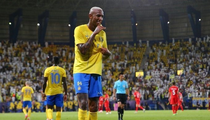 تاليسكا عن شائعات رحيله: جددت عقدي مع النصر حتى 2026

