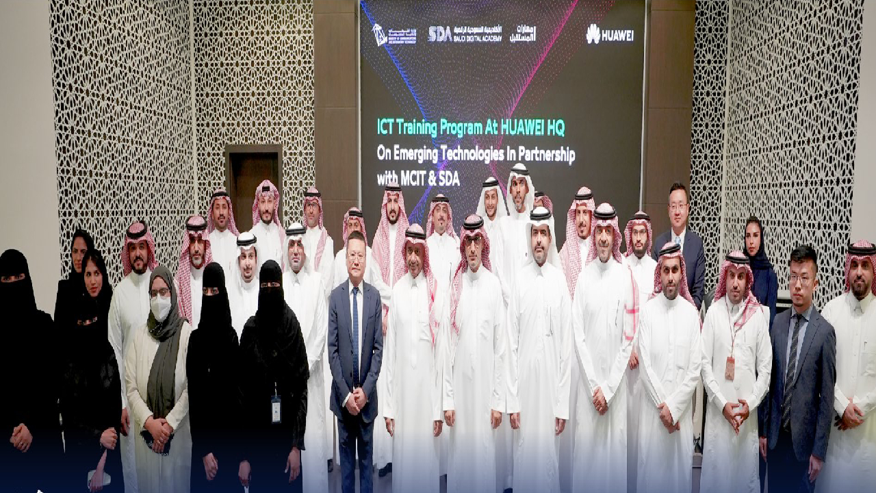 «الاتصالات» تكرّم 15 شابًا وشابة بعد تلقيهم برنامجًا تدريبيًا متطورًا بالصين