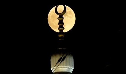 سماء المملكة تتزين بالقمر الأزرق العملاق