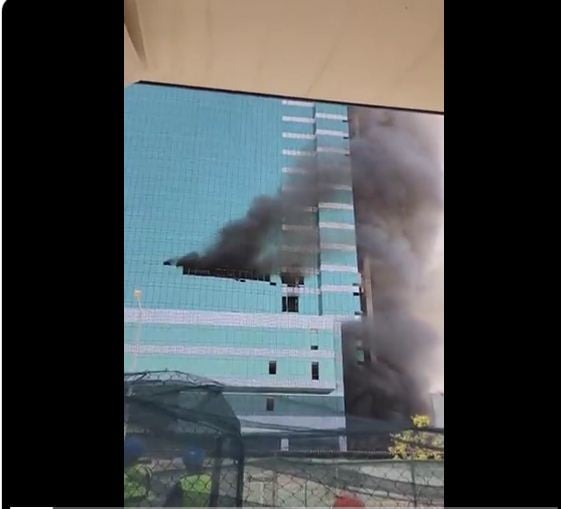 بالفيديو.. حريق في مشروع إنشاء أحد المستشفيات الخاصة الكبيرة بالرياض