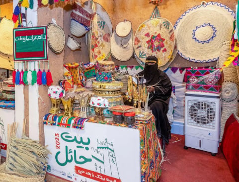 صناعة "الخوص" .. موروث تاريخي يأخذ زوار بيت حائل إلى الزمن الماضي