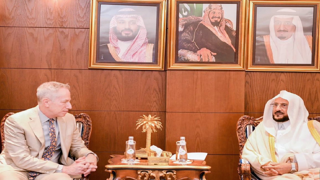 وزير الشؤون الإسلامية يستعرض جهود المملكة في مختلف المجالات مع السفير الأمريكي