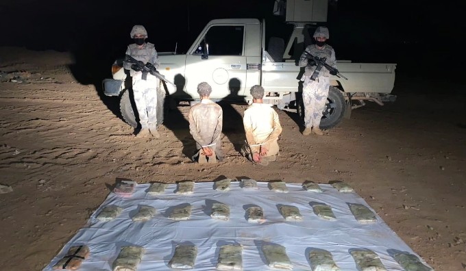 القبض على مخالفين لنظام أمن الحدود بجازان لتهريبهما 26 كيلوجرامًا من الحشيش المخدر