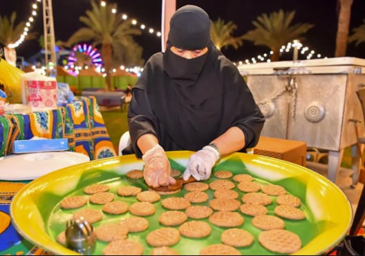الأكلات الشعبية في حائل تجذب المتنزهين وزوار "بيت حائل" في نسخته الثانية