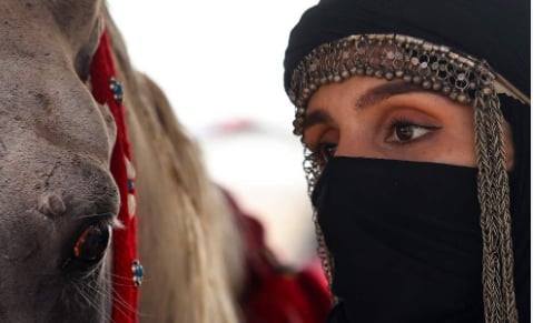 نورة الجبر تتحدث عن عشقها للخيول وتدريبها للرماية من على ظهر الحصان 
