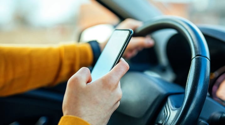 المرور: 5 أخطار لاستخدام الهاتف المحمول أثناء قيادة السيارات 
