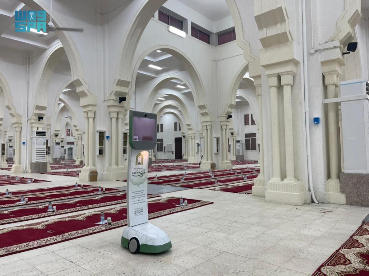 عبر الذكاء الاصطناعي.. «الروبوت التوجيهي» يوجه زوار المسجد الحرام لأداء المناسك والإفتاء