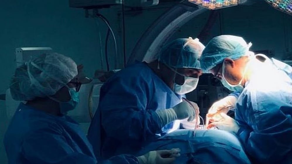 بأحدث التقنيات العالمية.. نجاح عمليتي زراعة جهاز منظم لضربات القلب لمريضتين

