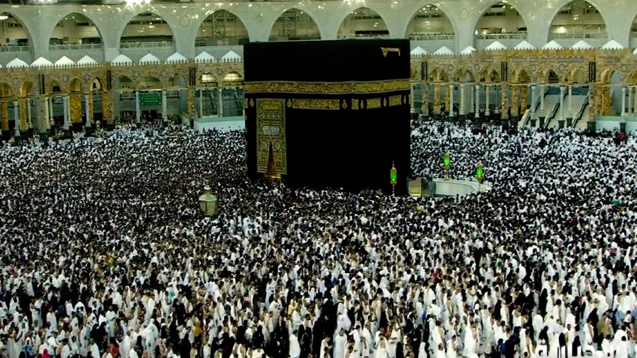 بالفيديو.. أعداد هائلة تطوف حول الكعبة الغراء وسط رعاية جليلة لخدمتهم على مدار 24 ساعة