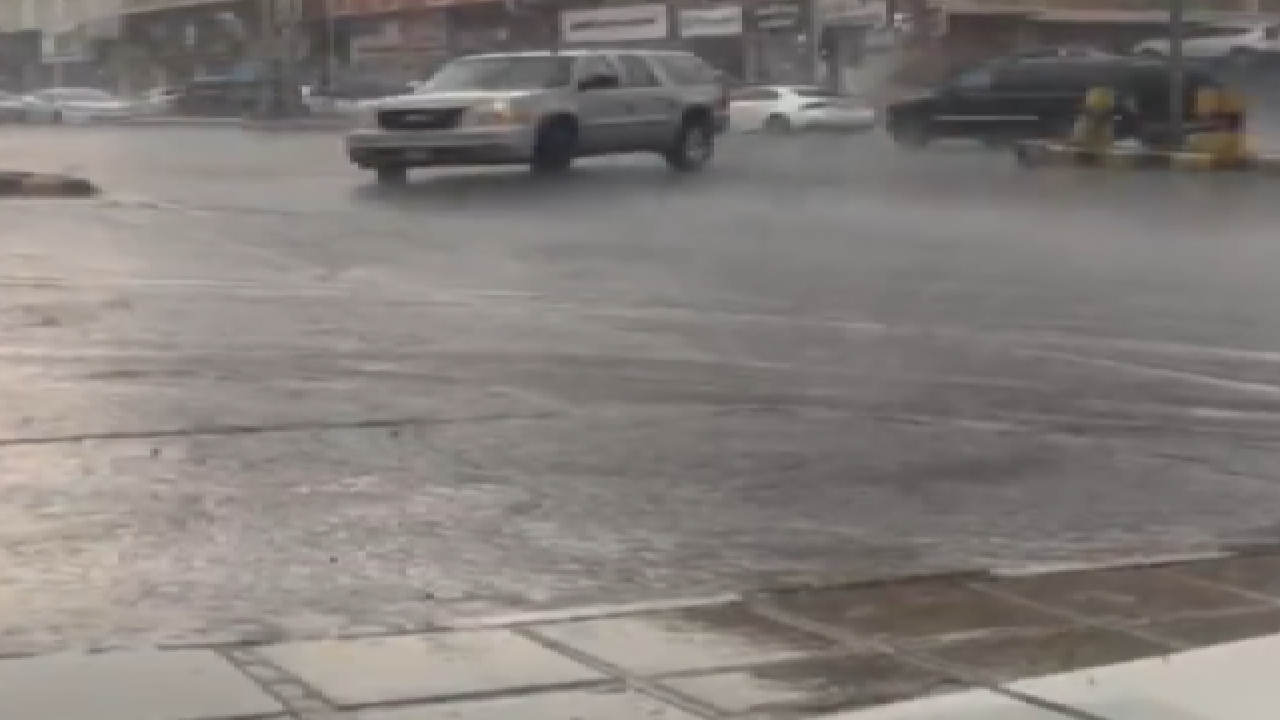بالفيديو.. عواصف رعدية وأمطار غزيرة على أبها