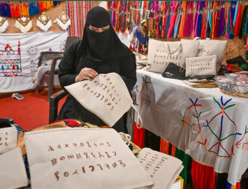 النقش "الثمودي"يستهوي زوار فعاليات مهرجان بيت حائل في نسخته الثانية