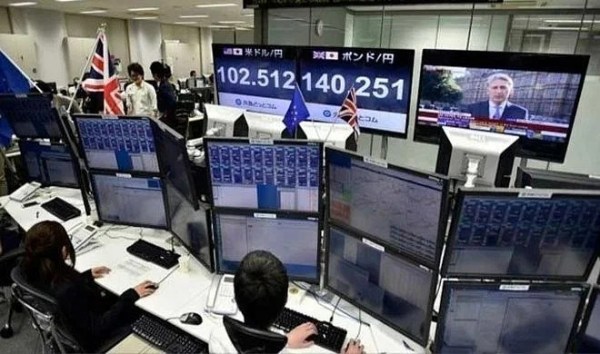 تراجع الأسهم البريطانية والإسترليني بختام تعاملات الثلاثاء